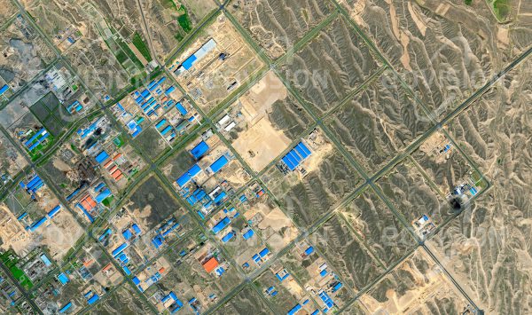 Das Satellitenbild "URUMQI - China" ist dem Bildband "HUMAN FOOTPRINT - Satellitenbilder dokumentieren menschliches Handeln" entnommen. Bildbeschreibung: Die dynamische Entwicklung von Urumqi, das zu einer modernen zentralasiatischen Metropole heranreift, macht die Schaffung neuer, am Reißbrett geplanter Industrie- und Gewerbegebiete erforderlich.