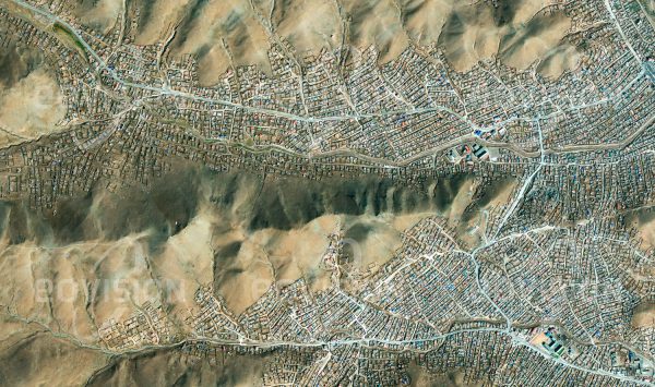 Das Satellitenbild "ULAANBAATAR - Mongolei" ist dem Bildband "HUMAN FOOTPRINT - Satellitenbilder dokumentieren menschliches Handeln" entnommen. Bildbeschreibung: Durch starken Zuzug wachsen einfache Siedlungen auf den Berghängen um die mongolische Hauptstadt, die viele Menschen auf der Suche nach besseren Lebensbedingungen anzieht.