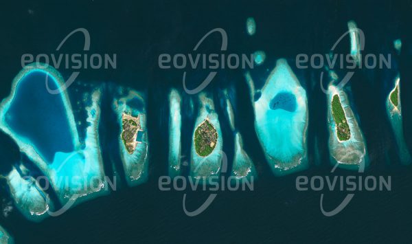 Das Satellitenbild "FELIDHOO - Malediven" ist dem Bildband "HUMAN FOOTPRINT - Satellitenbilder dokumentieren menschliches Handeln" entnommen. Bildbeschreibung: Felidhoo ist ein Atoll der südwestlich von Indien gelegenen Malediven, die für ihre Pal­menstrände und die üppige Unterwasserwelt bekannt sind. Großzügig ausgestattete und idyllisch am Wasser gelegene Tourismusanlagen stellen den wichtigsten Wirtschafts­faktor der Inselgruppe dar. Da sich die Inseln nur wenige Meter über das Meer erheben, sind sie dem drohenden Anstieg des Meeresspiegels in besonderem Maße ausgeliefert.