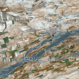 Das Satellitenbild "KANDAHAR - Afghanistan" ist dem Bildband "HUMAN FOOTPRINT - Satellitenbilder dokumentieren menschliches Handeln" entnommen. Bildbeschreibung: Landwirtschaft wird in Afghanistan meist in der Nähe von Gewässern betrieben, denen Wasser zur Bewässerung der Obst-, Baumwoll- und Tabak-felder entnommen wird.