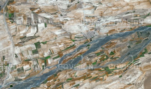 Das Satellitenbild "KANDAHAR - Afghanistan" ist dem Bildband "HUMAN FOOTPRINT - Satellitenbilder dokumentieren menschliches Handeln" entnommen. Bildbeschreibung: Landwirtschaft wird in Afghanistan meist in der Nähe von Gewässern betrieben, denen Wasser zur Bewässerung der Obst-, Baumwoll- und Tabak-felder entnommen wird.