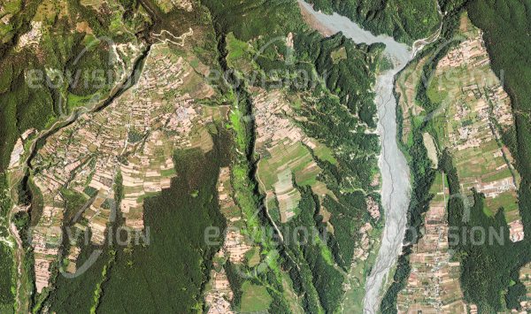 Das Satellitenbild "JAGAT PUR KHADAR - Indien" ist dem Bildband "HUMAN FOOTPRINT - Satellitenbilder dokumentieren menschliches Handeln" entnommen. Bildbeschreibung: Im Norden Indiens, in den Ausläufern des Himalayas, werden an oft steilen Berghängen Terrassen angelegt, um sie für eine landwirtschaftliche Nutzung zu erschließen.