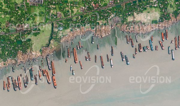 Das Satellitenbild "CHITTAGONG  - Bangladesch" ist dem Bildband "HUMAN FOOTPRINT - Satellitenbilder dokumentieren menschliches Handeln" entnommen. Bildbeschreibung: Bei Chittagong liegt einer der weltweit größ­ten Abwrackplätze für Ozeanschiffe. Ausrangierte Schiffe laufen bei Flut mit maximaler Geschwindigkeit auf den flachen Strand auf, wo sie zerlegt werden. Mehr als 25.000 Arbei­ter sind hier mit dem Abwracken der Schiffe und der Weiterverarbeitung des Stahls be­schäftigt. Vielfach ist dabei weder die Arbeits­sicherheit noch die Einhaltung ökologischer Standards gewährleistet, sodass tödliche Unfälle an der Tagesordnung sind.
