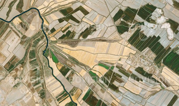 Das Satellitenbild "HOSSEIN ABAD - Iran" ist dem Bildband "HUMAN FOOTPRINT - Satellitenbilder dokumentieren menschliches Handeln" entnommen. Bildbeschreibung: Die Trockenlegung des Kamjan Sumpflandes in den 1970er Jahren ermöglichte den Ackerbau in der Ebene bei Deriyan, wo heute hauptsächlich Getreide, Reis und Baumwolle gedeihen.