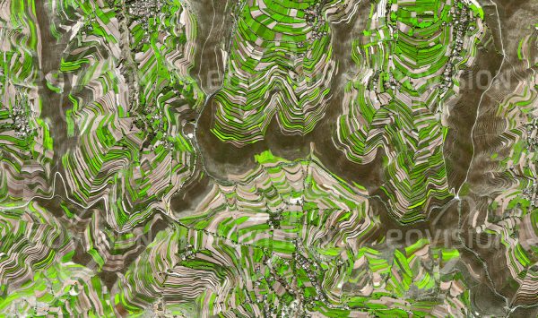 Das Satellitenbild "BASHANG - China" ist dem Bildband "HUMAN FOOTPRINT - Satellitenbilder dokumentieren menschliches Handeln" entnommen. Bildbeschreibung: Über den Zeitraum von Jahrhunderten wurden im Lösshochland Chinas weite Landstriche mit Terrassen überzogen, auf denen in mühe­voller Handarbeit oder mithilfe von Zugtieren Ackerbau betrieben wird. Die Terrassen sind auch von großer Bedeutung für das Hintan­halten der Erosion des Bodens, die in diesem weichen Untergrund ohne Schutz sehr rasch fortschreiten würde.