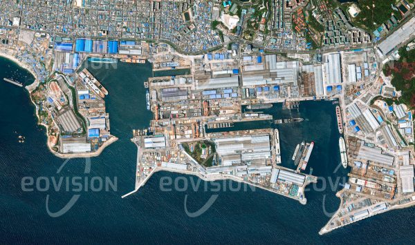 Das Satellitenbild "ULSAN - Südkorea" ist dem Bildband "HUMAN FOOTPRINT - Satellitenbilder dokumentieren menschliches Handeln" entnommen. Bildbeschreibung: In den Großraum-Trockendocks an der Mipo Bay baut die größte Werft der Welt Tanker, Frachter und Containerschiffe für die großen Reedereien.
