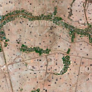 Das Satellitenbild "OTHEGON - Myanmar" ist dem Bildband "HUMAN FOOTPRINT - Satellitenbilder dokumentieren menschliches Handeln" entnommen. Bildbeschreibung: Die kleinstrukturierte Landwirtschaft rund um das Straßendorf Othegon dient vor allem der Versorgung ihrer Bewohner mit Reis und Hülsenfrüchten, die hier dank der Monsun­regen sehr gut gedeihen. In der nahe dem Eingang zum Delta des Irrawaddy gelegenen Landschaft  wird das Wasser über ein Netz­werk von Kanälen verteilt bzw. abtransportiert.