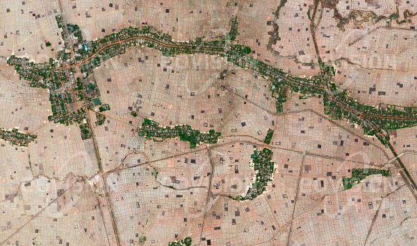 Das Satellitenbild "OTHEGON - Myanmar" ist dem Bildband "HUMAN FOOTPRINT - Satellitenbilder dokumentieren menschliches Handeln" entnommen. Bildbeschreibung: Die kleinstrukturierte Landwirtschaft rund um das Straßendorf Othegon dient vor allem der Versorgung ihrer Bewohner mit Reis und Hülsenfrüchten, die hier dank der Monsun­regen sehr gut gedeihen. In der nahe dem Eingang zum Delta des Irrawaddy gelegenen Landschaft  wird das Wasser über ein Netz­werk von Kanälen verteilt bzw. abtransportiert.