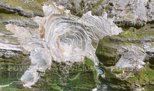 Das Satellitenbild "TEMBAGAPURA - Indonesien" ist dem Bildband "HUMAN FOOTPRINT - Satellitenbilder dokumentieren menschliches Handeln" entnommen. Bildbeschreibung: Seit Mitte der 1980er-Jahre werden in der Gras-berg-Mine auf einer Seehöhe von über 4000 Metern im Urwald von Papua-Neuguinea Gold und Kupfer abgebaut. Die Mine gilt als größte Goldmine und drittgrößte Kupfermine der Welt. Schlammige Abwässer, die über den Ajkwa-Fluss abtransportiert und entlang seines Laufs abgelagert werden, belasten dort die Umwelt.