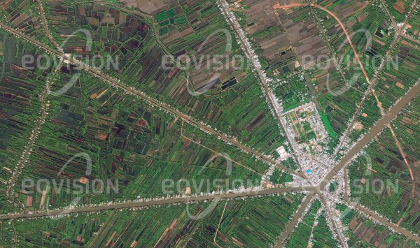 Das Satellitenbild "NGA BAY - Vietnam" ist dem Bildband "HUMAN FOOTPRINT - Satellitenbilder dokumentieren menschliches Handeln" entnommen. Bildbeschreibung: Das Netzwerk der Flussarme und Kanäle im Mekongdelta dient als Verkehrsnetz, entlang dem sich die Siedlungen erstrecken, und als Infrastruktur für die Wasserversorgung.
