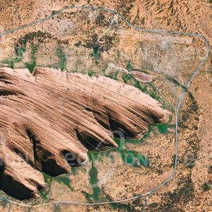 Das Satellitenbild "AYERS ROCK - Australien" ist dem Bildband "HUMAN FOOTPRINT - Satellitenbilder dokumentieren menschliches Handeln" entnommen. Bildbeschreibung: Von Wind und Sand geformt ragt der Sand­steinfelsen Ayers Rock, von den Aborigines Uluru genannt, 348 Meter aus einer Sedi­mentebene im Herzen Australiens empor. Der den Aborigines heilige Felsen wurde in die UNESCO-Liste des Welterbes aufgenommen und ist mit jährlich mehr als 400.000 Besu­chern ein wichtiges Touristenziel.