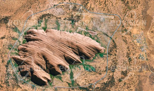 Das Satellitenbild "AYERS ROCK - Australien" ist dem Bildband "HUMAN FOOTPRINT - Satellitenbilder dokumentieren menschliches Handeln" entnommen. Bildbeschreibung: Von Wind und Sand geformt ragt der Sand­steinfelsen Ayers Rock, von den Aborigines Uluru genannt, 348 Meter aus einer Sedi­mentebene im Herzen Australiens empor. Der den Aborigines heilige Felsen wurde in die UNESCO-Liste des Welterbes aufgenommen und ist mit jährlich mehr als 400.000 Besu­chern ein wichtiges Touristenziel.