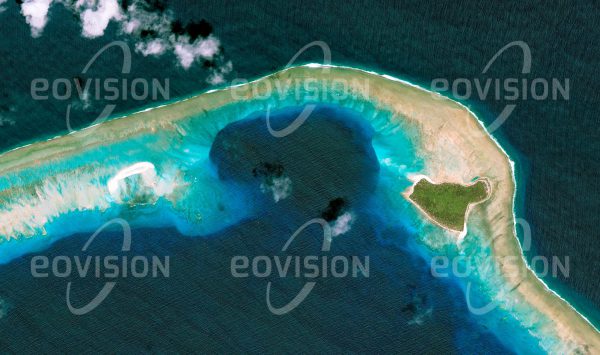 Das Satellitenbild "BIKINI ATOLL - Marshallinseln" ist dem Bildband "HUMAN FOOTPRINT - Satellitenbilder dokumentieren menschliches Handeln" entnommen. Bildbeschreibung: Bis heute ist das Bikini-Atoll im Pazifischen Ozean infolge der zwischen 1946 und 1958 durchgeführten Kernwaffentests unbewohn­bar. Ein Unterwasserkrater ist sichtbare Folge eines dieser Tests. Wegen seiner Rolle als Symbol einer Ära uneingeschränkter Entwick­lung militärischer Nukleartechnologie wurde das Atoll 2010 in die UNESCO-Liste des Welt­erbes aufgenommen.