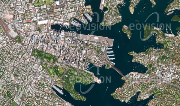 Das Satellitenbild "SYDNEY - Australien" ist dem Bildband "HUMAN FOOTPRINT - Satellitenbilder dokumentieren menschliches Handeln" entnommen. Bildbeschreibung: Fern der Heimat gründete England im Jahr 1788 in der Nähe des heutigen Sydneys eine Strafkolonie – genau dort, wo schon vor 20 000 Jahren Aborigines gesiedelt hatten. Heute ist Sydney mit mehr als 4,5 Millionen Einwohnern die größte Stadt und wirtschaftliches Zentrum Australiens. Die bekann-testen Wahrzeichen der Metropole sind das an der Hafeneinfahrt gelegene Opernhaus und die Harbour Bridge.