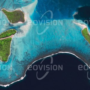 Das Satellitenbild "TETIAROA - Frankreich" ist dem Bildband "HUMAN FOOTPRINT - Satellitenbilder dokumentieren menschliches Handeln" entnommen. Bildbeschreibung: Ein aufgelassener Flughafen fällt auf Tetiaroa auf, einer im Vergleich mit den ausgedehnten Korallenriffen des Atolls kleinen, mit Kokospalmen bewachsenen Insel, die 40 km nördlich von Tahiti liegt.