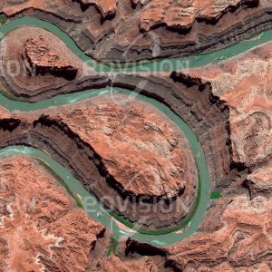 Das Satellitenbild "THE LOOP -CANYONLAND - USA" ist dem Bildband "WASSER - Entdeckung des Blauen Planeten" entnommen. Bildbeschreibung: Oberhalb des Lake Powells verläuft der Colorado River durch den Canyonlands National Park. Sehr deutlich lässt sich an den steilen Wänden der Schlucht die Abfolge der Sedimentschichten verfolgen, durch die sich der Fluss hindurchgearbeitet hat.}