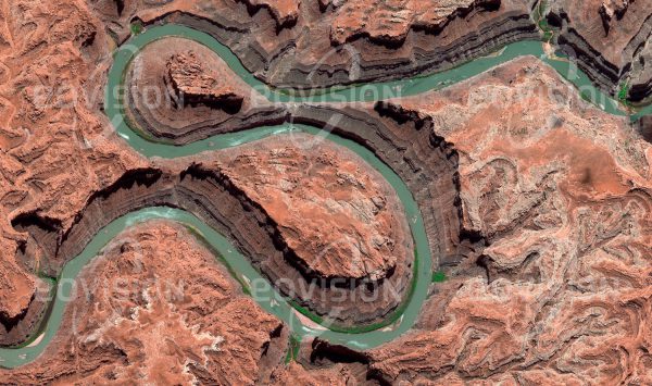 Das Satellitenbild "THE LOOP -CANYONLAND - USA" ist dem Bildband "WASSER - Entdeckung des Blauen Planeten" entnommen. Bildbeschreibung: Oberhalb des Lake Powells verläuft der Colorado River durch den Canyonlands National Park. Sehr deutlich lässt sich an den steilen Wänden der Schlucht die Abfolge der Sedimentschichten verfolgen, durch die sich der Fluss hindurchgearbeitet hat.}