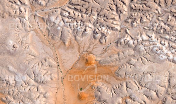 Das Satellitenbild "AL ARAMAH - Saudi-Arabien" ist dem Bildband "WASSER - Entdeckung des Blauen Planeten" entnommen. Bildbeschreibung: Auch wenn das Wasser nicht direkt sichtbar ist, zeigt sich sein Wirken in der Landschaft, wie hier im Wadi al-Atk am Rand der ad-Danhna-Wüste nördlich von Riad. Zum einen machen darauf die Reste des Kalkplateaus aufmerksam, dessen Hänge und Täler vom abfließenden Wasser geformt sind. Andererseits weist aber auch die Vegetation entlang der meist trockenen Flussläufe der Wadis auf das Vorhandensein von Wasser hin.