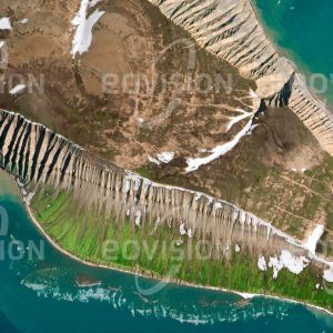 Das Satellitenbild "HOPEN - Norwegen" ist dem Bildband "WASSER - Entdeckung des Blauen Planeten" entnommen. Bildbeschreibung: Die lang gezogene Insel Hopen liegt im Südosten der norwegischen Inselgruppe Spitzbergen (Svalbard). Sie wird von aus dem Meer ragenden Tafelbergen gebildet, deren Flanken stark von den Erosionsrinnen des abfließenden Wassers geprägt sind. Im Winter machen zahlreiche Eisbären auf ihren Zügen über das Polareis hier Station.