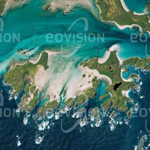 Das Satellitenbild "ISLA ESMERALDA - Chile" ist dem Bildband "WASSER - Entdeckung des Blauen Planeten" entnommen. Bildbeschreibung: Stark zerklüftet und einem rauen Klima ausgesetzt, ist der Süden Chiles nur dünn besiedelt. Der Patagonische Archipel entlang der Pazifikküste verdankt seine Struktur dem Absinken einer von Gletschern geformten Gebirgslandschaft. Die südlich des Golfo de Penas gelegene Isla Esmeralda ist eine dieser Erhebungen, die aufgrund der tektonischen Aktivität entlang des Pazifischen Feuerrings entstanden sind.