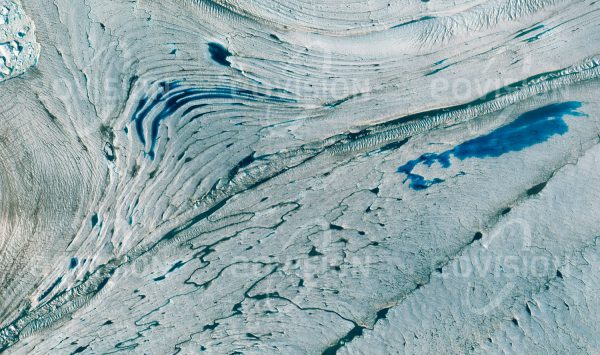 Das Satellitenbild "NIOGHALVFJERDSFJORDEN - Grönland" ist dem Bildband "WASSER - Entdeckung des Blauen Planeten" entnommen. Bildbeschreibung: Auf fast 80° nördlicher Breite gelegen ist der Nioghalvfjerdsfjorden-Gletscher im Nordosten von Grönland nur etwa 1100 Kilometer vom Nordpol entfernt. Der einst vom Gletscher geformte Fjord ist heute mit Wasser gefüllt, auf dem das Eis des Gletschers schwimmt. Im Sommer bildet Schmelzwasser auf der Gletscheroberfläche kleine Seen und Bäche, die sich in das Eis graben und in blauen Schattierungen leuchten.