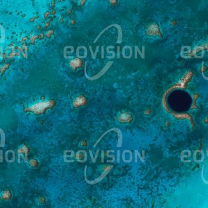 Das Satellitenbild "LIGHTHOUSE REEF - BLUE HOLE - Belize" ist dem Bildband "WASSER - Entdeckung des Blauen Planeten" entnommen. Bildbeschreibung: Die Karibikküste vor Belize ist von Korallen-riffen und Atollen gesäumt. Inmitten eines dieser Atolle, des Lighthouse Reefs, liegt das Great Blue Hole, das sich durch seine dunkle Farbe gut von der Umgebung abhebt. Das nahezu kreisrunde Loch mit einem Durchmesser von ungefähr 300 Metern ist das Ergebnis von Erosionskräften – aus dem Kalkfels des Untergrundes wurde eine Höhle ausgewaschen, die später vom Meer geflutet wurde.