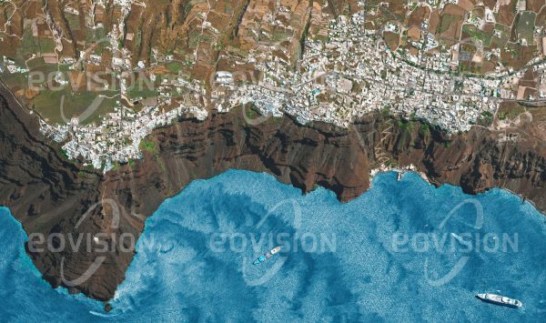 Das Satellitenbild "SANTORIN - Griechenland" ist dem Bildband "WASSER - Entdeckung des Blauen Planeten" entnommen. Bildbeschreibung: Santorin, in klassisch-griechischer Zeit Thera genannt, ist eine seit Jahrtausenden bewohnte Vulkaninsel in der Ägäis. Ihre Form erhielt die Insel vor etwa 3500 Jahren, als eine Explosion des Vulkans die heutige, durchbrochene Ringstruktur mit steilen, bis zu 300 Meter hohen Kraterinnenwänden hinterließ. Mit ihrem reizvollen Gegensatz zwischen dem dunklen Vulkangestein und den weiß gekalkten Häusern ist Santorin zu einem der wichtigsten Tourismusziele des Mittelmeerraums geworden.
