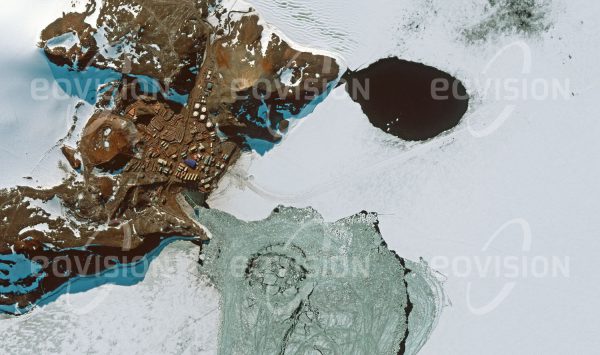 Das Satellitenbild "MCMURDO STATION - Antarktis" ist dem Bildband "WASSER - Entdeckung des Blauen Planeten" entnommen. Bildbeschreibung: Die ganzjährig besetzte McMurdo-Station auf der Ross-Insel am Rand des antarktischen Ross-Eisschelfs ist vor allem während des antarktischen Winters ein besonderer Wohnort. Schon die mittlere Jahrestemperatur liegt bei –17 °C, und die tiefsten bisher gemessenen Werte erreichten fast –50 °C. Für einige Jahre wurde hier sogar der bisher einzige Atomreaktor der Antarktis als Energiequelle genützt.