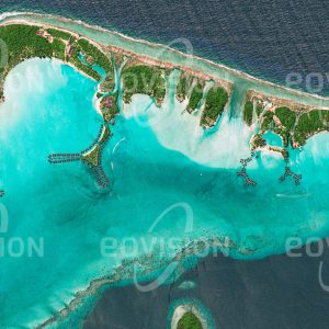 Das Satellitenbild "BORA BORA - Frankreich" ist dem Bildband "WASSER - Entdeckung des Blauen Planeten" entnommen. Bildbeschreibung: Bora Bora gehört mit Tahiti zu den französischen Gesellschaftsinseln und entspricht dem, was man sich unter einer Trauminsel vorstellt. Inmitten des Pazifischen Ozeans bilden weiße Strände und Palmen die Grundlage für den Tourismus, der die wesentliche Einnahmequelle der Insel darstellt. Vor allem entlang des Barriereriffs, das die Zentralinsel schützend umringt, strecken sich die Bungalow-Anlagen über das seichte Wasser der Lagune.