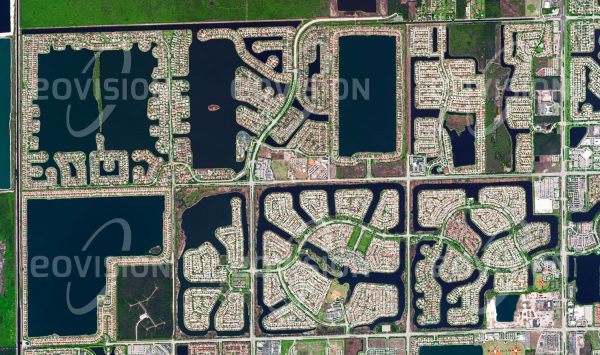 Das Satellitenbild "PEMBROKE PINES - USA" ist dem Bildband "WASSER - Entdeckung des Blauen Planeten" entnommen. Bildbeschreibung: Pembroke Pines und Miramar, planmäßig entwickelte Wohnbezirke im Westen von Miami und Fort Lauderdale, entstanden durch Aufschütten inselartiger Stadtteile im Sumpfgebiet Floridas, die nun direkt an die unberührte Natur der Everglades reichen.