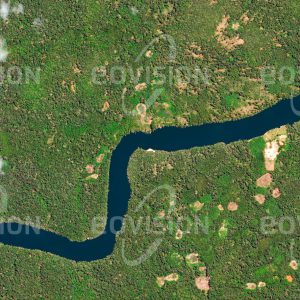 Das Satellitenbild "RÍO IçANA - Brasilien" ist dem Bildband "WASSER - Entdeckung des Blauen Planeten" entnommen. Bildbeschreibung: Der Rio Içana ist einer der kleineren Nebenflüsse im Regenwaldgebiet des Amazonasbeckens. Im Nordwesten Brasiliens verläuft der Fluss durch das Grenzgebiet zu Kolumbien und mündet in den Rio Negro, der sich bei Manaus mit dem Rio Solimoes zum Amazonas vereinigt. Die Bewohner befischen den Fluss und betreiben Wanderfeldbau, für den kleinere Waldflächen gerodet werden, um dort Nutzpflanzen anzubauen.