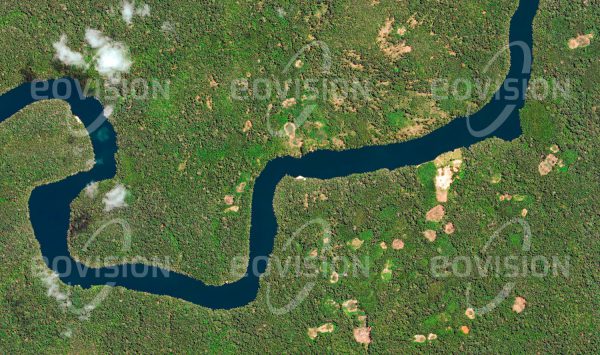 Das Satellitenbild "RÍO IçANA - Brasilien" ist dem Bildband "WASSER - Entdeckung des Blauen Planeten" entnommen. Bildbeschreibung: Der Rio Içana ist einer der kleineren Nebenflüsse im Regenwaldgebiet des Amazonasbeckens. Im Nordwesten Brasiliens verläuft der Fluss durch das Grenzgebiet zu Kolumbien und mündet in den Rio Negro, der sich bei Manaus mit dem Rio Solimoes zum Amazonas vereinigt. Die Bewohner befischen den Fluss und betreiben Wanderfeldbau, für den kleinere Waldflächen gerodet werden, um dort Nutzpflanzen anzubauen.