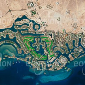 Das Satellitenbild "EL-GUNA - Ägypten" ist dem Bildband "WASSER - Entdeckung des Blauen Planeten" entnommen. Bildbeschreibung: Nördlich von Hurghada am Eingang zum Roten Meer gelegen, gehört Al-Gouna zur ägyptischen Red Sea Riviera. Das Urlaubsresort wurde vollständig am Reißbrett entwickelt, wobei keinerlei Rücksicht auf existierende Strukturen genommen werden musste. Golfplätze und Hotels gruppieren sich um ein System von Kanälen, die allen Gästen direkten Zugang zum Wasser ermöglichen.