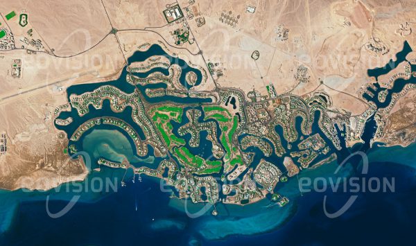 Das Satellitenbild "EL-GUNA - Ägypten" ist dem Bildband "WASSER - Entdeckung des Blauen Planeten" entnommen. Bildbeschreibung: Nördlich von Hurghada am Eingang zum Roten Meer gelegen, gehört Al-Gouna zur ägyptischen Red Sea Riviera. Das Urlaubsresort wurde vollständig am Reißbrett entwickelt, wobei keinerlei Rücksicht auf existierende Strukturen genommen werden musste. Golfplätze und Hotels gruppieren sich um ein System von Kanälen, die allen Gästen direkten Zugang zum Wasser ermöglichen.