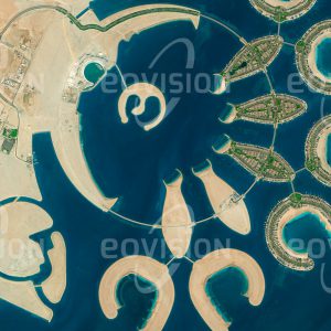 Das Satellitenbild "DURRAT AL-BAHRAIN - Bahrain" ist dem Bildband "WASSER - Entdeckung des Blauen Planeten" entnommen. Bildbeschreibung: 15 künstliche, über Brücken verbundene Inseln sollen bis 2015 das an ein Collier mit fischförmigen Anhängern erinnernde Durrat al-Bahrain an der Südspitze des Inselstaats Bahrain bilden. Ähnlich den Projekten »The Pearl« und »The World« vor Dubai sollen auf diese Weise vom Meer umgebene Flächen geschaffen werden. Im heißen Wüstenklima der Region soll damit ein angenehmeres Wohnklima erzielt werden.