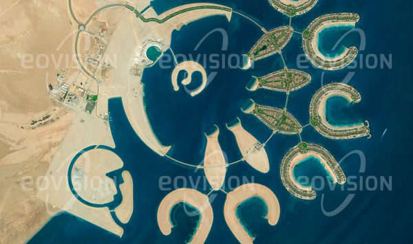 Das Satellitenbild "DURRAT AL-BAHRAIN - Bahrain" ist dem Bildband "WASSER - Entdeckung des Blauen Planeten" entnommen. Bildbeschreibung: 15 künstliche, über Brücken verbundene Inseln sollen bis 2015 das an ein Collier mit fischförmigen Anhängern erinnernde Durrat al-Bahrain an der Südspitze des Inselstaats Bahrain bilden. Ähnlich den Projekten »The Pearl« und »The World« vor Dubai sollen auf diese Weise vom Meer umgebene Flächen geschaffen werden. Im heißen Wüstenklima der Region soll damit ein angenehmeres Wohnklima erzielt werden.