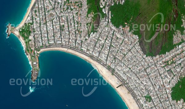 Das Satellitenbild "COPACABANA RIO DE JANEIRO - Brasilien" ist dem Bildband "WASSER - Entdeckung des Blauen Planeten" entnommen. Bildbeschreibung: Obwohl Copacabana ein ganzer Bezirk der brasilianischen Stadt Rio de Janeiro ist, wird damit hauptsächlich der vier Kilometer lange Sandstrand zwischen der Stadt und der Brandung des Atlantischen Ozeans in Verbindung gebracht. Entlang des Strands reiht sich Hotel an Hotel. Gemeinsam mit dem Strand von Ipanema bildet die Copacabana eine der Säulen des Tourismus der Stadt.