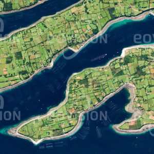 Das Satellitenbild "CALBUCO - Chile" ist dem Bildband "WASSER - Entdeckung des Blauen Planeten" entnommen. Bildbeschreibung: Nahe der südchilenischen Stadt Calbucu liegt im Golfo de Ancud die Insel Chidguapi. Da sich das kalte, sauerstoffreiche Wasser ausgezeichnet für die Zucht von Lachsen eignet, ist die ganze Insel wie auch andere Küstenbereiche der Region von Aquakultureinrichtungen gesäumt.