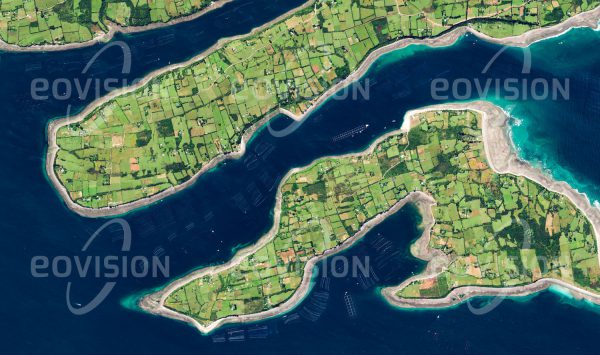 Das Satellitenbild "CALBUCO - Chile" ist dem Bildband "WASSER - Entdeckung des Blauen Planeten" entnommen. Bildbeschreibung: Nahe der südchilenischen Stadt Calbucu liegt im Golfo de Ancud die Insel Chidguapi. Da sich das kalte, sauerstoffreiche Wasser ausgezeichnet für die Zucht von Lachsen eignet, ist die ganze Insel wie auch andere Küstenbereiche der Region von Aquakultureinrichtungen gesäumt.