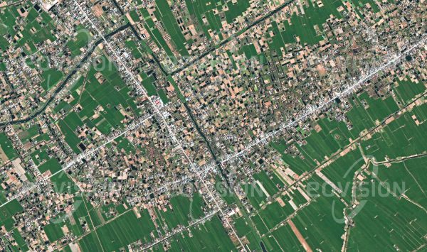 Das Satellitenbild "GÒ CÔNG - Vietnam" ist dem Bildband "WASSER - Entdeckung des Blauen Planeten" entnommen. Bildbeschreibung: Gò Công liegt nahe der vietnamesischen Hauptstadt Ho-Chi-Minh-Stadt im Delta des Mekong. Das Gebiet zeichnet sich durch eine hohe Bevölkerungsdichte aus, die auf der enormen Fruchtbarkeit des Bodens beruht. Am dichten Netzwerk von Kanälen und Straßen liegen zahlreiche Bauernhöfe, die den Wasserreichtum nicht nur zur Bewässerung, sondern meist auch für Fischteiche nützen, welche die Felder und Obstgärten durchsetzen.