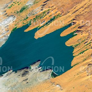 Das Satellitenbild "YOA LAKE - Tschad" ist dem Bildband "WASSER - Entdeckung des Blauen Planeten" entnommen. Bildbeschreibung: Inmitten der Sahara liegt knapp 200 Kilometer südöstlich des Tibesti-Gebirges der Yoa-See, der zweitgrößte der Gruppe der Ounianga-Seen. Abgesehen davon, dass diese Seen für Karawanen eine wichtige Wasserquelle darstellten, sind sie auch als Klimaarchiv interessant, da aus ihren Sedimenten die Entwicklung des Klimas in der früher wesentlich grüneren Sahara nachvollzogen werden kann.