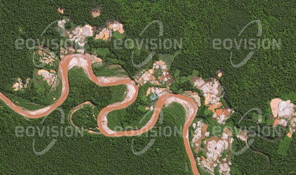 Das Satellitenbild "RIO TAMBOPATA - Peru" ist dem Bildband "WASSER - Entdeckung des Blauen Planeten" entnommen. Bildbeschreibung: Bei der Eroberung Südamerikas spielte die Suche nach Gold stets eine wesentliche Rolle – so auch am Rio Tambopata im peruanischen Südwesten des Amazonasbeckens, wo am Rand des Naturschutzgebiets Tambopata meist illegal nach Gold geschürft wird. Der Goldrausch hat die Zahl der Bewohner des Gebiets von weniger als 100 auf über 30 000 anwachsen lassen.
