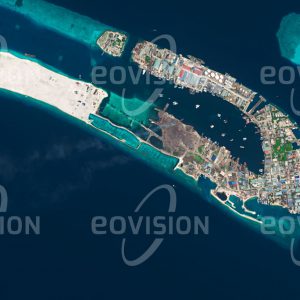 Das Satellitenbild "THILAFUSHI - Malediven" ist dem Bildband "WASSER - Entdeckung des Blauen Planeten" entnommen. Bildbeschreibung: Nur wenige Kilometer entfernt von Malé, der Hauptstadt der Malediven, liegt die künstliche Insel Thilafushi. Abfälle des Inselstaats werden hier deponiert und mit Schichten von Bauschutt und Sand zugedeckt. Seit dem Beginn dieser Arbeiten im Jahr 1992 ist Thilafushi auf fast einen halben Quadratkilometer angewachsen und wird mittlerweile auch als Bauland für Industriebetriebe genutzt.