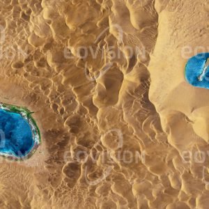 Das Satellitenbild "BADAIN JARAN DESERT - China" ist dem Bildband "WASSER - Entdeckung des Blauen Planeten" entnommen. Bildbeschreibung: Mehr als 140 kleine Seen liegen zwischen den Dünen der Badain-Jaran-Wüste in der Inneren Mongolei Chinas. Sie geben der Wüste auch ihren Namen, der aus dem Mongolischen übersetzt »geheimnisvolle Seen« bedeutet. Teils von Grundwasserquellen gespeist weisen die Seen einen stark unterschiedlichen Salzgehalt auf.