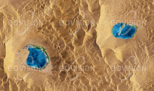 Das Satellitenbild "BADAIN JARAN DESERT - China" ist dem Bildband "WASSER - Entdeckung des Blauen Planeten" entnommen. Bildbeschreibung: Mehr als 140 kleine Seen liegen zwischen den Dünen der Badain-Jaran-Wüste in der Inneren Mongolei Chinas. Sie geben der Wüste auch ihren Namen, der aus dem Mongolischen übersetzt »geheimnisvolle Seen« bedeutet. Teils von Grundwasserquellen gespeist weisen die Seen einen stark unterschiedlichen Salzgehalt auf.