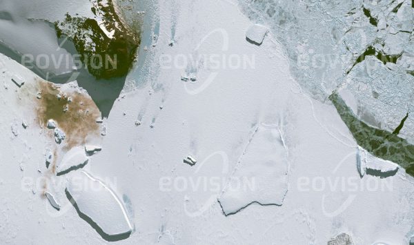 Das Satellitenbild "CAPE RODGET - Antarktis" ist dem Bildband "WASSER - Entdeckung des Blauen Planeten" entnommen. Bildbeschreibung: Nahe dem Ross-Eisschelf ist die Eisfläche von Pinguinen verschmutzt. Kaiserpinguine bilden am Rand der Antarktis Brutkolonien von Tausenden Vögeln. Sie sind bestens an die harten Lebensbe-dingungen angepasst und können bis zu 200 Kilo-meter lange Wanderungen über das Meereseis absolvieren und während der Brutzeit über Wochen ohne Nahrung ausharren.