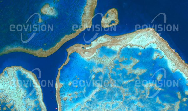 Das Satellitenbild "HARDY REEF - GREAT BARRIER REEF - Australien" ist dem Bildband "WASSER - Entdeckung des Blauen Planeten" entnommen. Bildbeschreibung: Das Hardy-Riff, das Hook-Riff und das Line-Riff sind durch tiefere Wasserbereiche voneinander getrennt und bilden einen Teil des Great Barrier Reef vor der australischen Küste. Das seichte Wasser der Riffe stellt nicht nur für die Korallen, sondern auch für zahlreiche Muscheln, Krabben und Fischarten einen hervorragenden Lebensraum dar, in dem sie Nahrung finden und zugleich vor größeren Räubern Schutz suchen können.