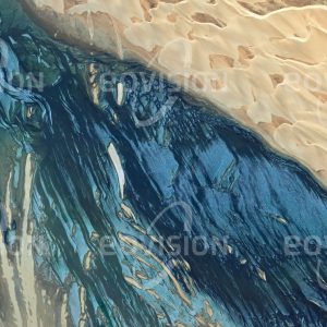 Das Satellitenbild "SANDWICH BAY - Namibia" ist dem Bildband "WASSER - Entdeckung des Blauen Planeten" entnommen. Bildbeschreibung: Südlich der namibischen Walfischbucht liegt zwischen den Sanddünen der Namibwüste und dem Atlantik die Bucht Sandwich Harbour, die sich durch Versandung immer mehr zu einer Lagune entwickelt. In der flachen Bucht leben große Vogelkolonien, darunter Flamingos, Seeschwalben, Pelikane und Kormorane.