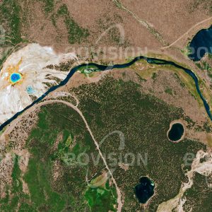 Das Satellitenbild "GRAND PRISMATIC SPRING - YELLOWSTONE NP - USA" ist dem Bildband "WASSER - Entdeckung des Blauen Planeten" entnommen. Bildbeschreibung: Der Yellowstone National Park, 1872 als weltweit erster Nationalpark eingerichtet, liegt zum Teil über der Magmakammer des Yellowstone-Supervulkans. Deshalb sind hier zahlreiche heiße Quellen und Geysire zu finden. Der Grand Prismatic Spring ist mit 90 Metern Durchmesser eine der weltweit größten Thermalquellen. Sein Farbenspiel verdankt er Bakterien und Algen, die in den jeweils für sie geeigneten Temperaturzonen leben.