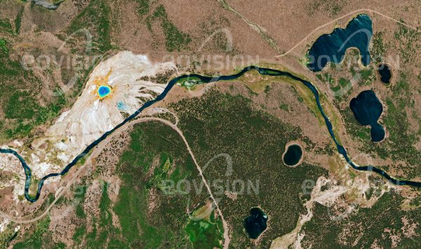 Das Satellitenbild "GRAND PRISMATIC SPRING - YELLOWSTONE NP - USA" ist dem Bildband "WASSER - Entdeckung des Blauen Planeten" entnommen. Bildbeschreibung: Der Yellowstone National Park, 1872 als weltweit erster Nationalpark eingerichtet, liegt zum Teil über der Magmakammer des Yellowstone-Supervulkans. Deshalb sind hier zahlreiche heiße Quellen und Geysire zu finden. Der Grand Prismatic Spring ist mit 90 Metern Durchmesser eine der weltweit größten Thermalquellen. Sein Farbenspiel verdankt er Bakterien und Algen, die in den jeweils für sie geeigneten Temperaturzonen leben.